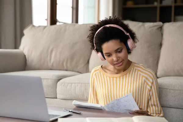 Happy young African American woman e-learning at home. — Foto de Stock