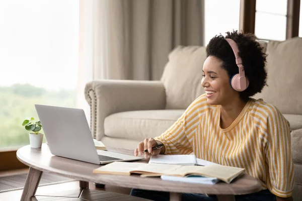 Smiling millennial African American woman studying remotely. — Stock Photo, Image