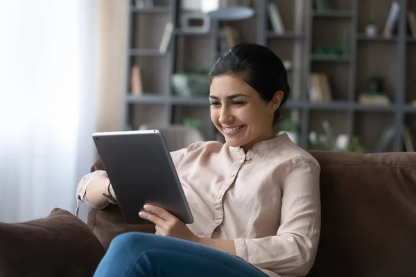 Mujer india joven feliz usando tableta digital. — Foto de Stock