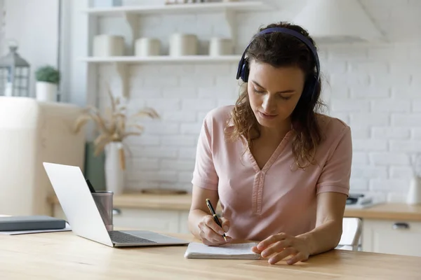 Concentrated young 30s woman e-learning at home. — стоковое фото