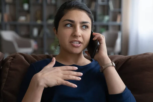 Happy young Indian woman holding pleasant cellphone conversation. — Foto Stock