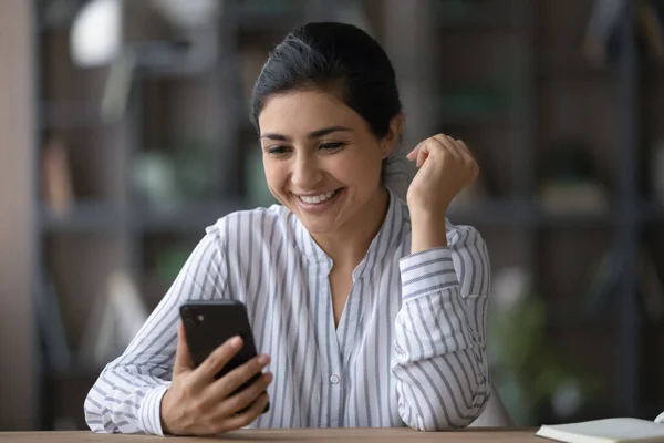 Mujer india joven feliz usando el teléfono celular. — Foto de Stock