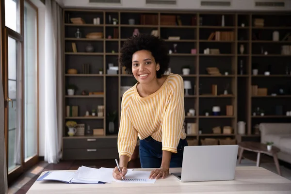 Portrait of smiling attractive African American businesswoman. — Stockfoto