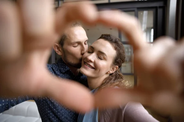 Close up loving couple showing heart symbol. — 图库照片