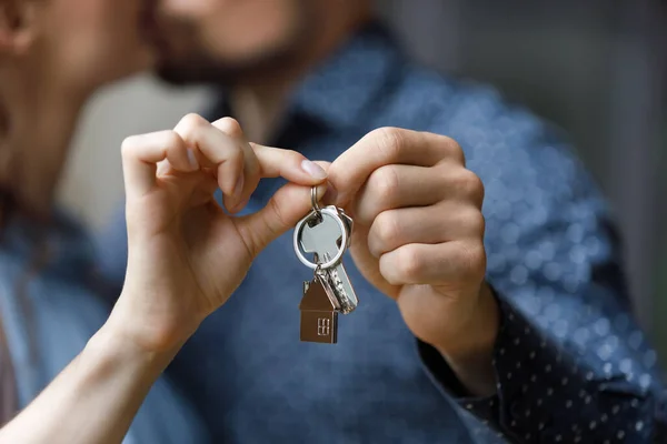 Close up focus on keys in hands of bonding couple. — Foto Stock