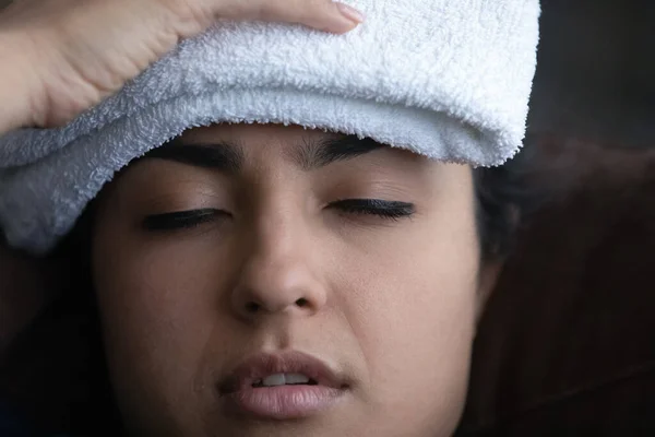 Unhealthy young Indian woman suffering from high temperature. — Foto Stock