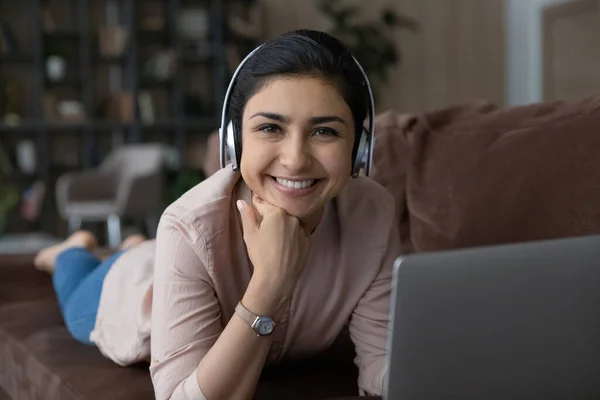 Retrato de la joven mujer india feliz en auriculares. — Foto de Stock