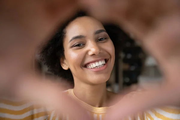 Close up joyful young African American woman making heart sign. — Stock Photo, Image