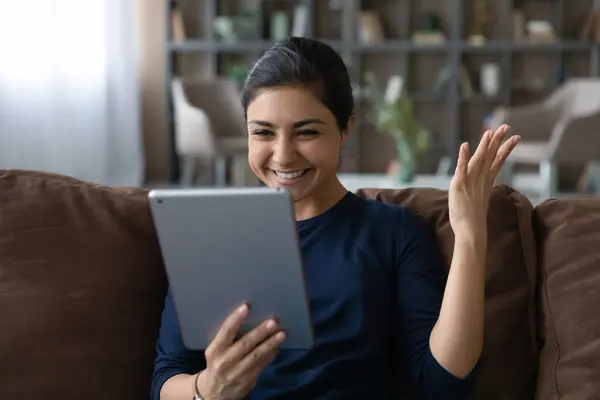 Joven mujer étnica india celebrando la lotería en línea ganar. — Foto de Stock