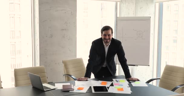 Confident young 35s businessman in formal suit pose at workplace — Vídeos de Stock