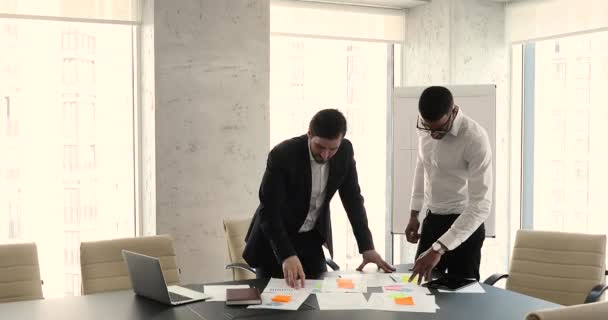 Різноманітні друзі роботодавці роблять підстрибуючи кулаком під час роботи в офісі — стокове відео