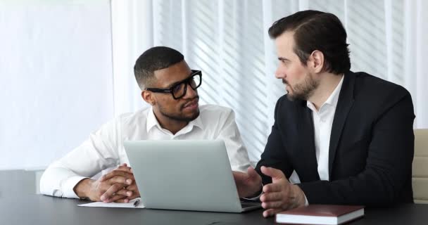 Two multi ethnic businessmen having formal meeting in office — Stockvideo