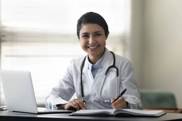 Portrait of happy Indian doctor working in modern clinic. — Stock Photo, Image