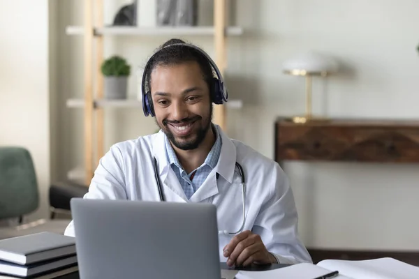 Feliz joven afroamericano médico GP celebración de videollamada. —  Fotos de Stock