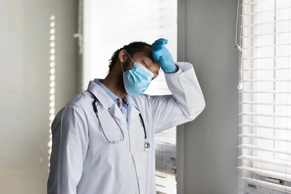 Stressed young African American doctor stressed after workday. — Foto de Stock