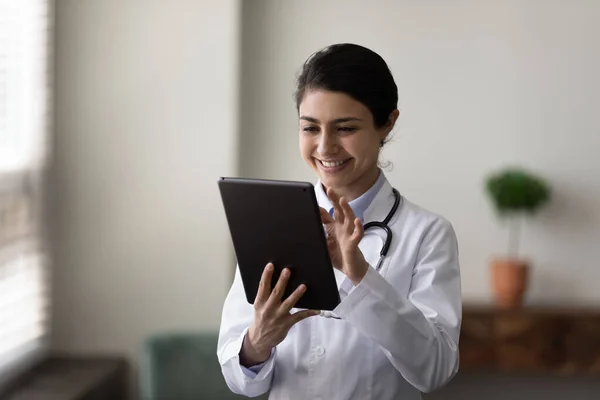 Happy young Indian doctor using digital tablet. — Foto de Stock