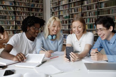 Cep telefonunu paylaşan mutlu çoklu etnik gruplar