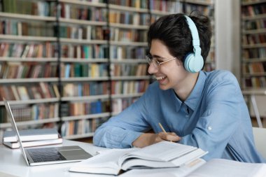 Mutlu nişanlı lise, parlak kablosuz kulaklıklı üniversite öğrencisi