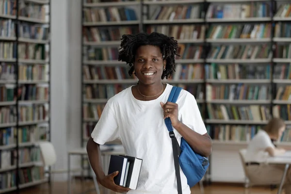 幸せなアフリカ系アメリカ人学生男とともに服を着た大学図書館 — ストック写真