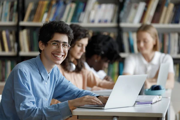 Feliz estudiante de secundaria en gafas trabajando en el proyecto —  Fotos de Stock