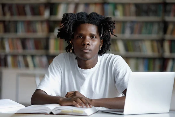 真剣にアフリカ系アメリカ人の大学生流行のドレッド — ストック写真