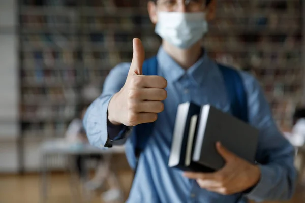 Joven haciendo el pulgar hasta la mano de cerca — Foto de Stock