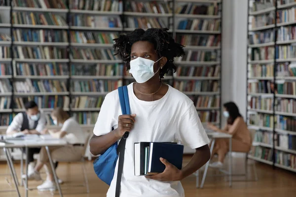 Ragazzo studente africano riflessivo in maschera stare al sicuro da infezione — Foto Stock