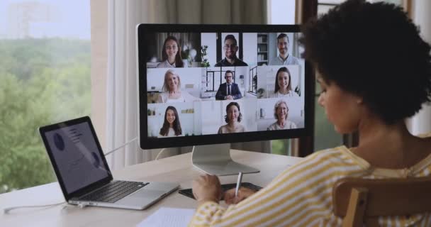 Groep van diverse zakenmensen die via videoconferentie bij de discussie betrokken zijn — Stockvideo