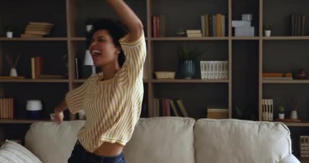 Ung afrikansk kvinne synger en sang dans hjemme – stockvideo