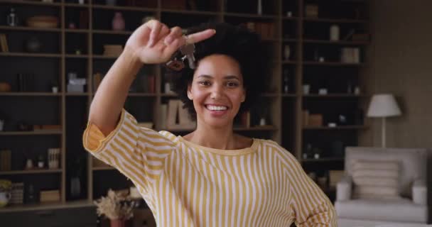 陽気なアフリカの女性ポーズ屋内でキーの束 — ストック動画