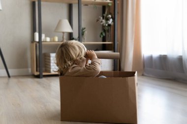 Gözlüklü mutlu küçük çocuk..