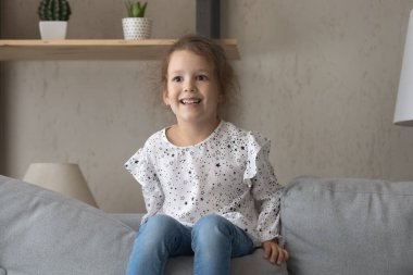 Çok neşeli, küçük bir anaokulu çocuğu evde eğleniyor..