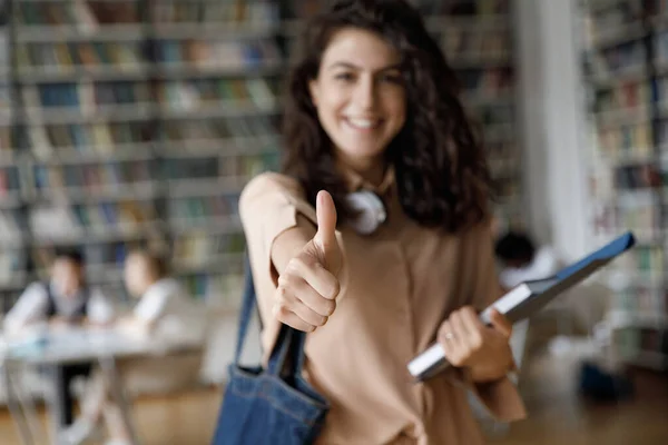 Feliz chica universitaria satisfecha haciendo pulgar hacia arriba, mostrando como — Foto de Stock