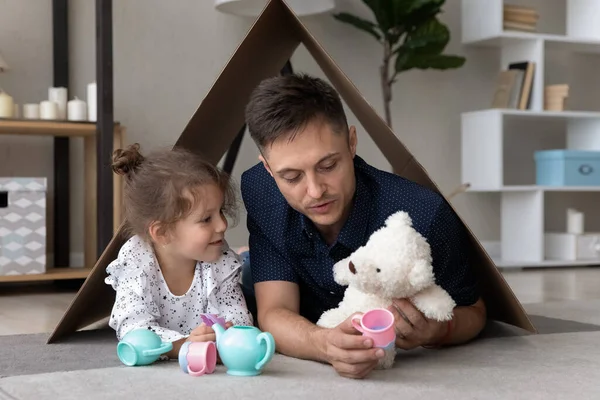 Lycklig liten flicka leker leksaker med far hemma. — Stockfoto