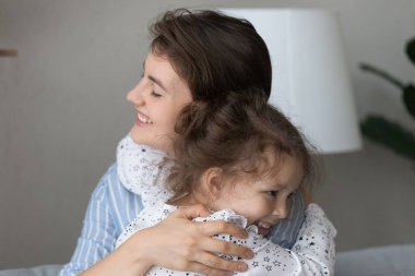 Sevimli küçük kız, sevgi dolu genç anne..