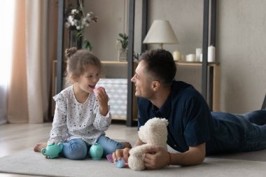 Evde oyuncaklarla oynayan iki nesilden oluşan mutlu bir aile..