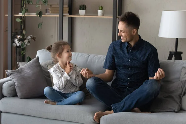 Heureux jeune père et petite fille faisant des exercices de yoga. — Photo