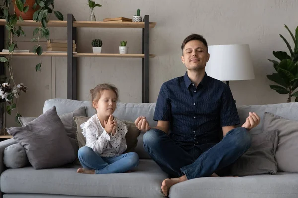 Mindful détendu deux générations famille faire des exercices de respiration de yoga. — Photo