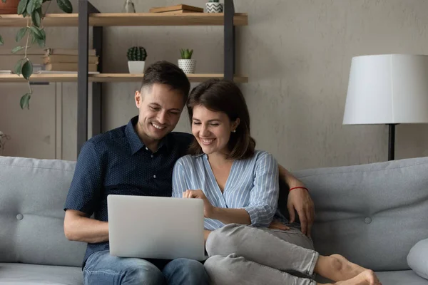 Feliz pareja afectuosa de la familia millennial usando la computadora. — Foto de Stock