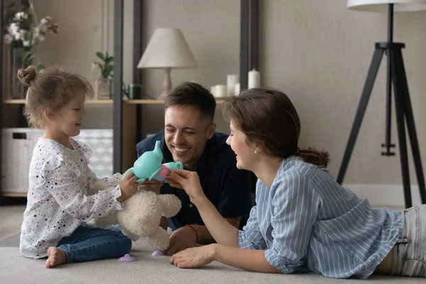 Giovani genitori di coppia che giocano con il bambino adottato. — Foto Stock