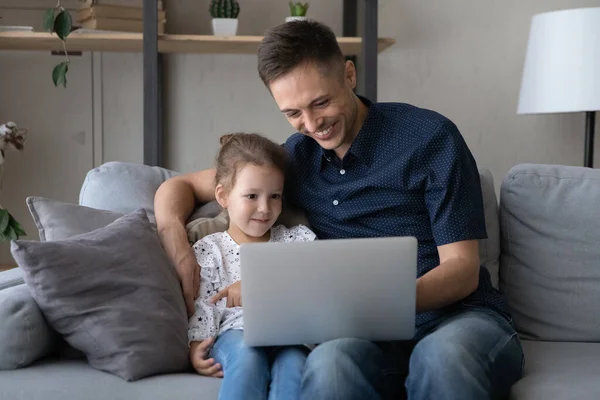 Happy bonding młody ojciec i słodkie dziewczyny za pomocą komputera. — Zdjęcie stockowe