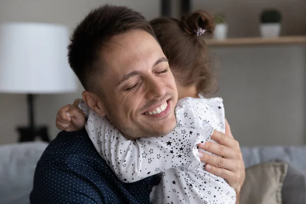 Amoroso franco joven padre abrazando poco hija. —  Fotos de Stock
