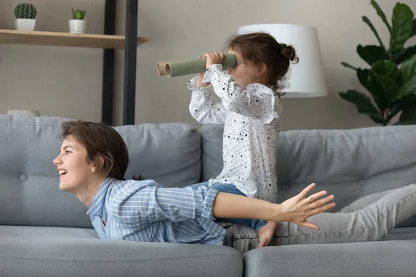 Joyeux mignon petit enfant jouer à un jeu avec maman. — Photo