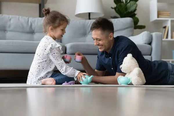 Glad omtänksam tusenårig pappa leker med söt liten dotter. — Stockfoto
