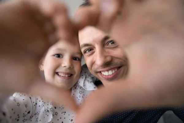 Liebevolle Bindung zweier Generationen Familie zeigt liebevolle Beziehungen. — Stockfoto