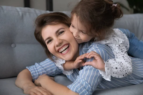 Joyful duas gerações femininas família se divertindo em casa. — Fotografia de Stock