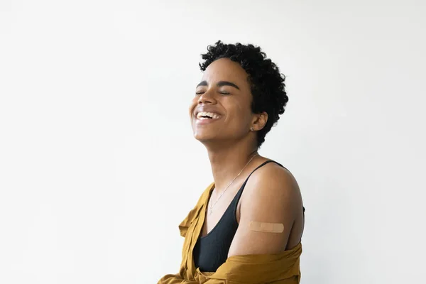 Feliz joven africana sintiéndose libre, alivio del estrés después de la vacunación — Foto de Stock