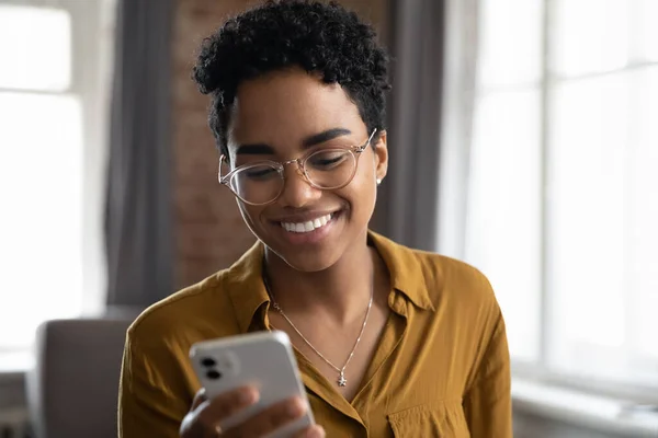 戴着智能手机戴眼镜的快乐的非洲裔美国女商人 — 图库照片
