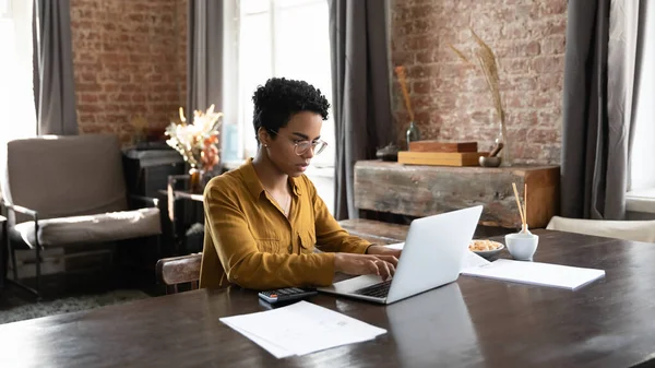 Focused millennial African owner woman using payment financial online app — Stock Photo, Image