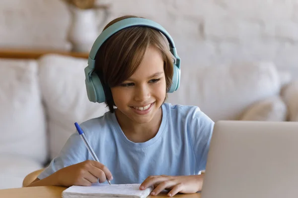 Happy schoolkind in grote hoofdtelefoon wonen online klasse — Stockfoto